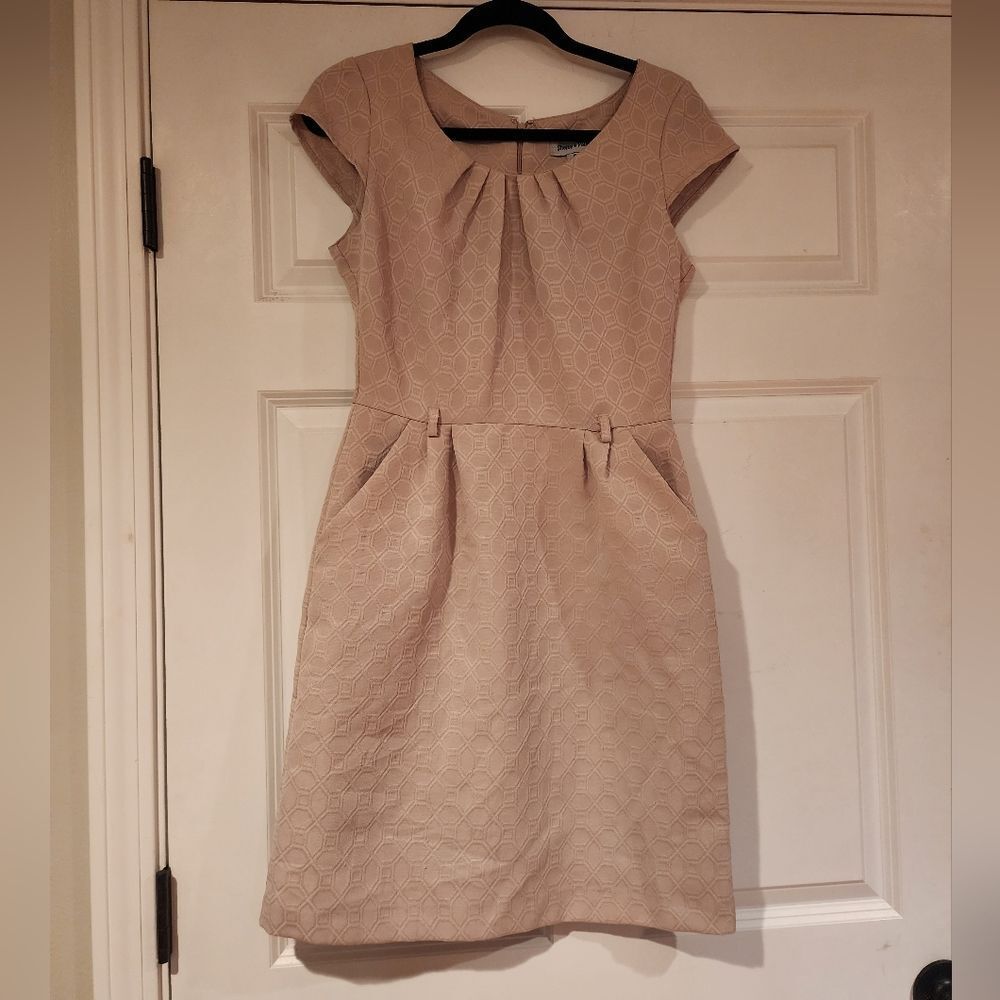 Shelby & Palmer tan patterned knee length dress with pockets and belt loops